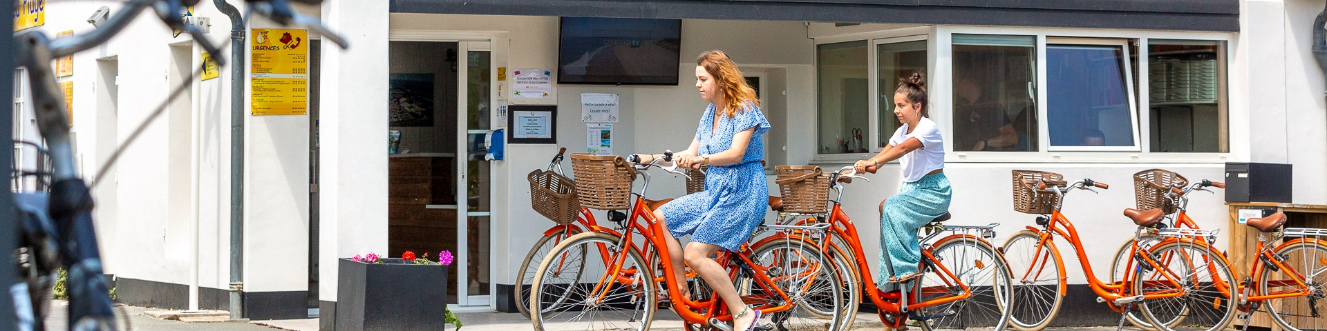 Two people cycling on the Ile de Ré